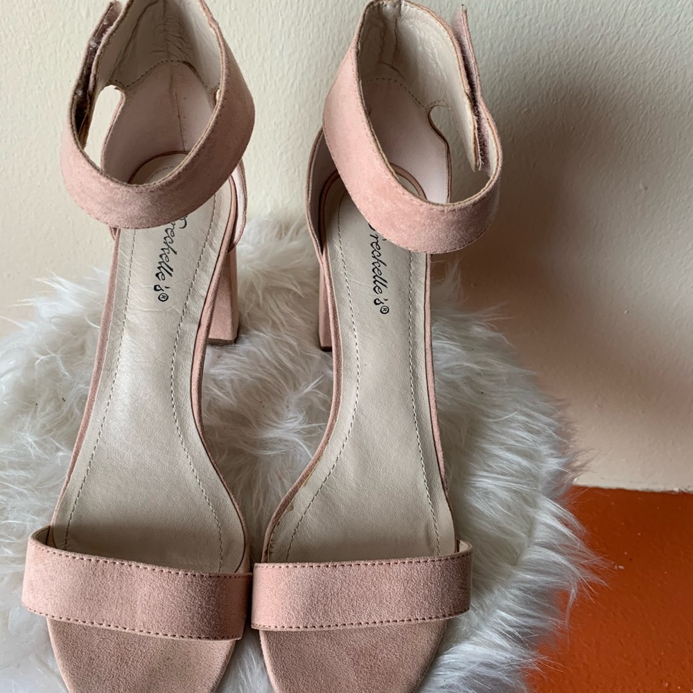 Women’s Heels - Picture 2 of 9